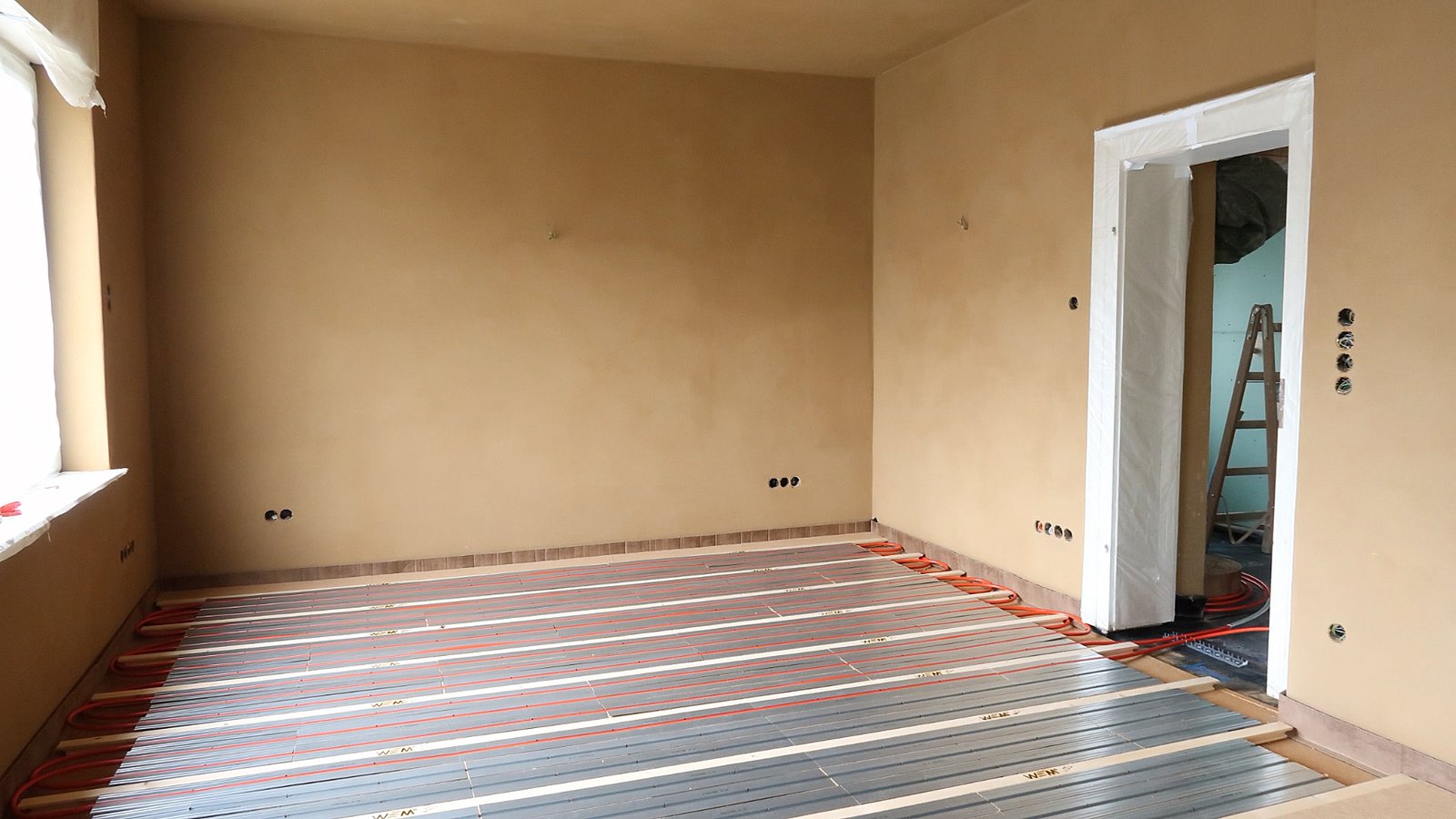 Bild eines Raumes mit verlegter Fußbodenheizung in Wärmeleitlamellen